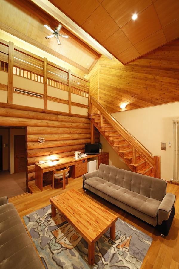 Log Hotel Larch Lake Kanayama Minamifurano Номер фото